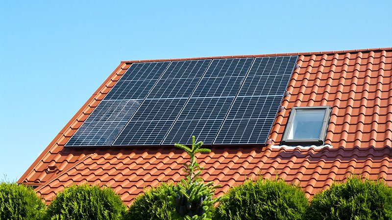 Panneaux solaires sur un toit en tuiles